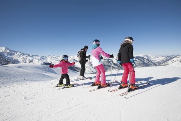 wp-content/uploads/2024/01/Peyragudes-ski-famille-A¦e-®Peyragudes-Pierre-Brunet-1-scaled.jpg